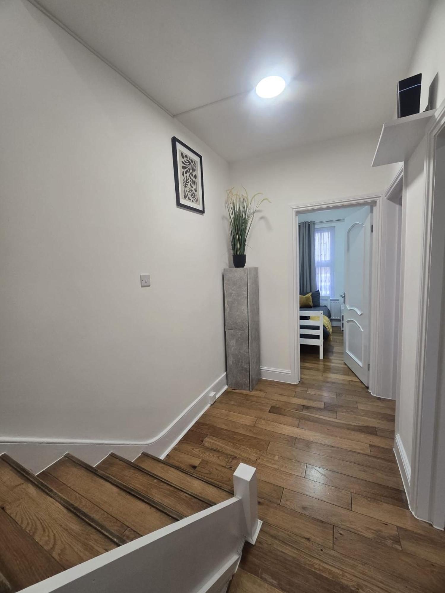 Cozy & Elegant 4br 2mins To Metro 20mins To Wifi And Parking Free *
