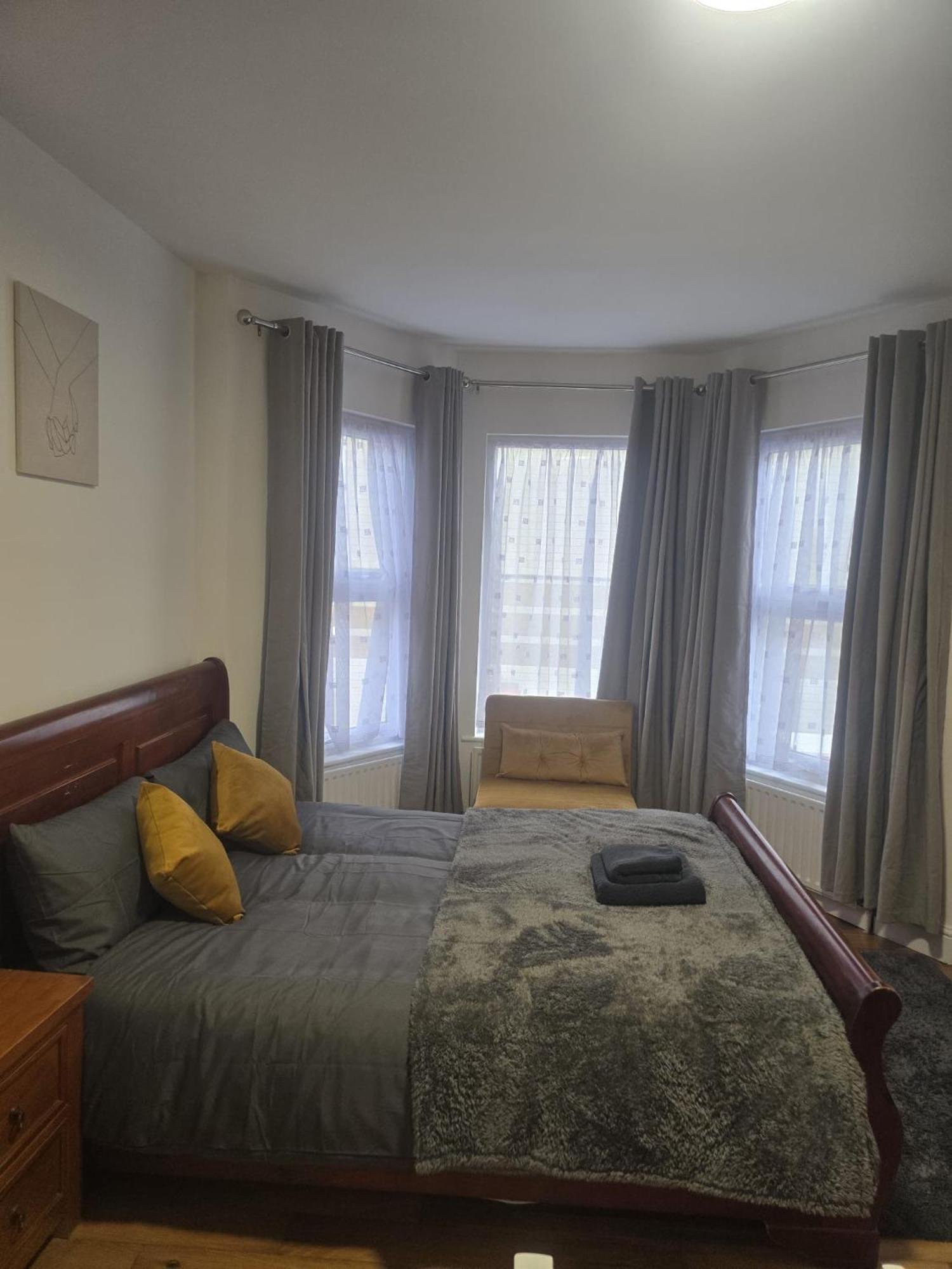 Cozy & Elegant 4br 2mins To Metro 20mins To Wifi And Parking Free Apartment *